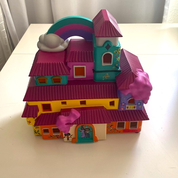 DISNEY PARKS ENCANTO SCULPTED CASA
MADRIGAL LIGHT-UP FIGURE NEW. - Picture 7 of 10